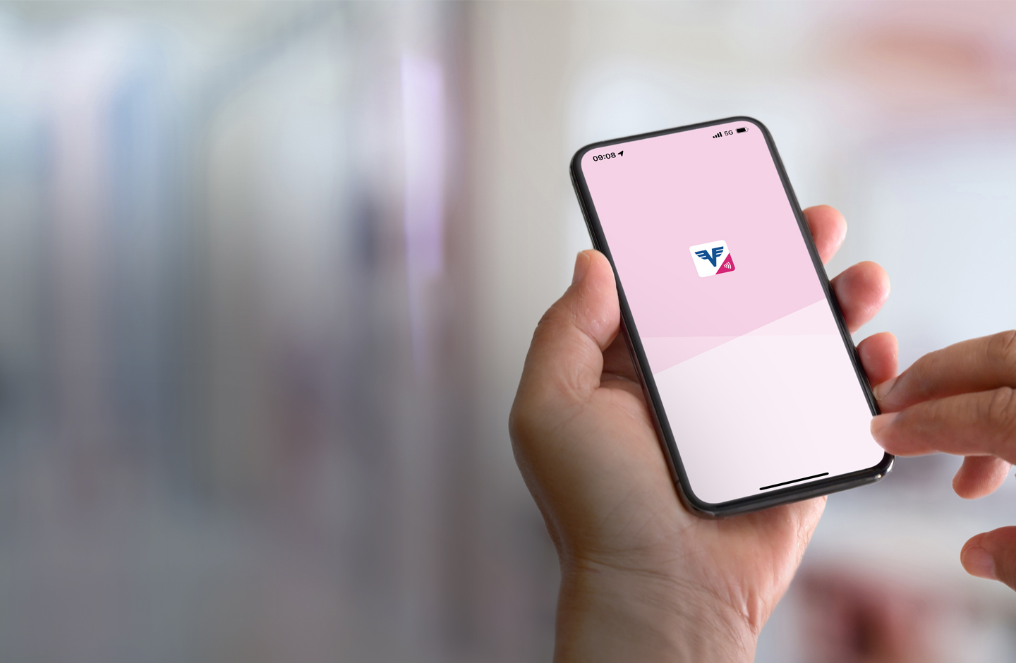 Ein Smartphone wird in der Hand gehalten. Das Display zeigt den Startscreen der Volksbank Pay-App.